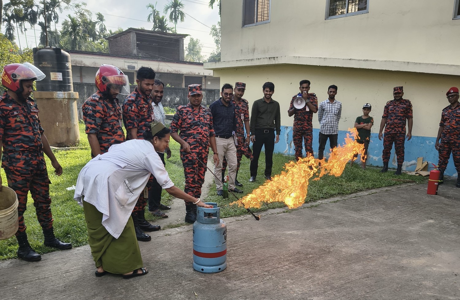" বাহুবলে স্বাস্থ্য কমপ্লেক্সে দুর্যোগ সচেতনতা বিষয়ক মহড়া অনুষ্ঠিত"