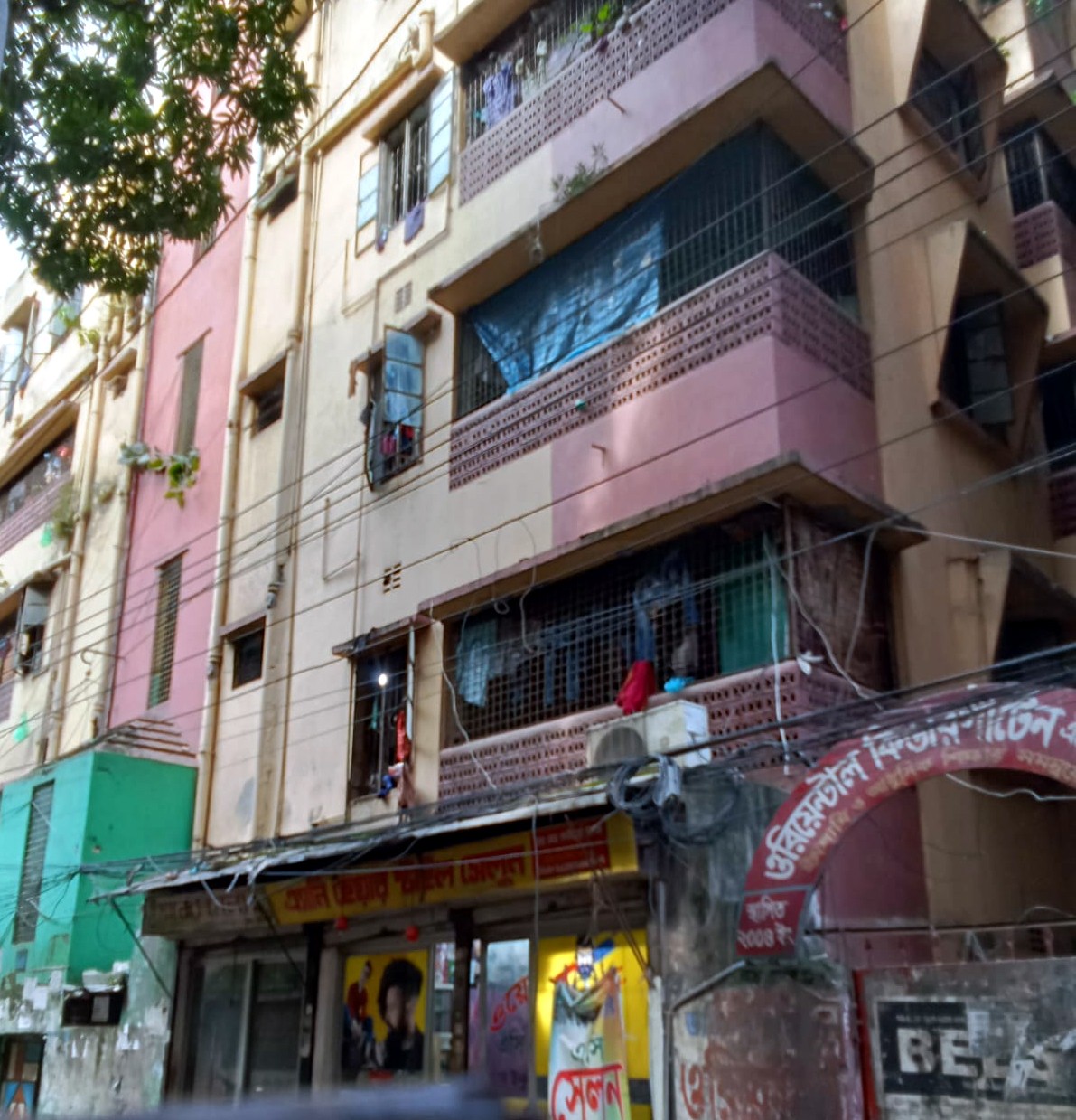 - অসহায়ত্বের জিম্মিত্বে শতাধিক মানুষ জীবন ঝুুঁকিতে